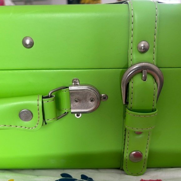 VIBRANT GREEN SUITCASE - Picture 5 of 11